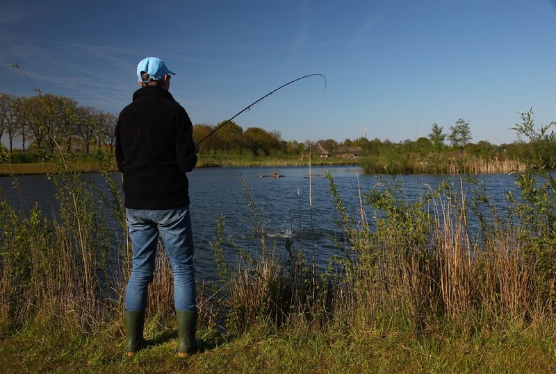 The official opening will be done at 12.15 hours this Saturday, but from 10.00 hours one can take part in short workshops which are given for free or one can fish with the fly for two hours for free in one of the four lakes at the fishery.