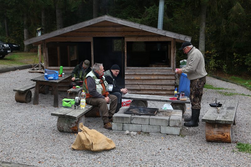 There is a shelter and a picknick place right next to the river, an excellent place to meet up with friends.