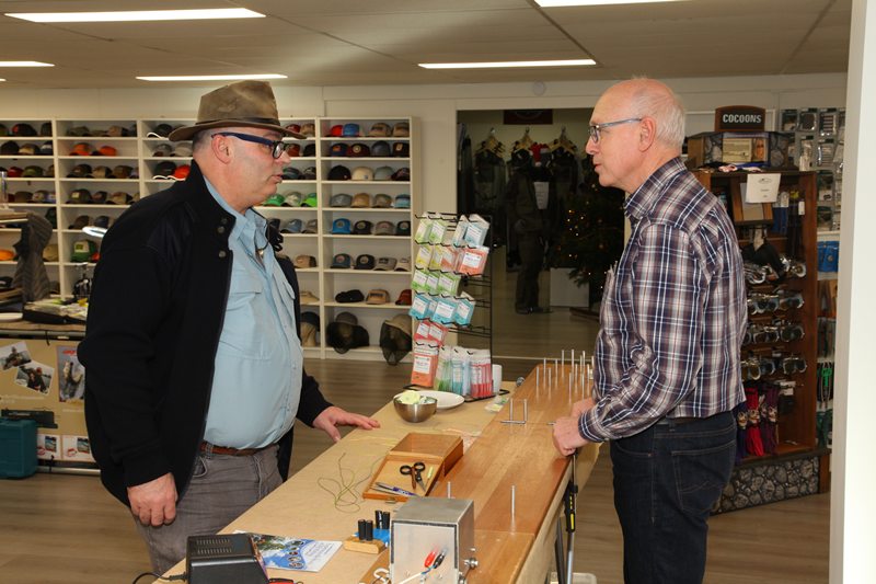 Theo van de Poll (right) discusses twisted leaders with Sander 'Sunshine' Bruijne.
