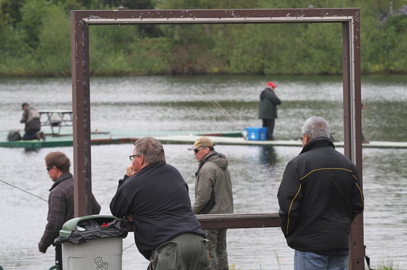 A good look at the competition, the participants fished through some showers of rain and in a fresh wind.