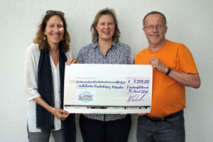 The proceeds from the sale of the boxes and flies will go 100% to the Ambulant Children’s Hospice (AKM), Munich.