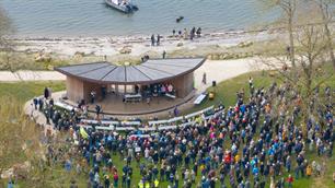 More than 1,000 people gathered to ‘bury’ Vejle Fjord and mourn the loss of nature in the water.